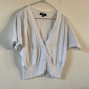 Short sleeve crop sweater.